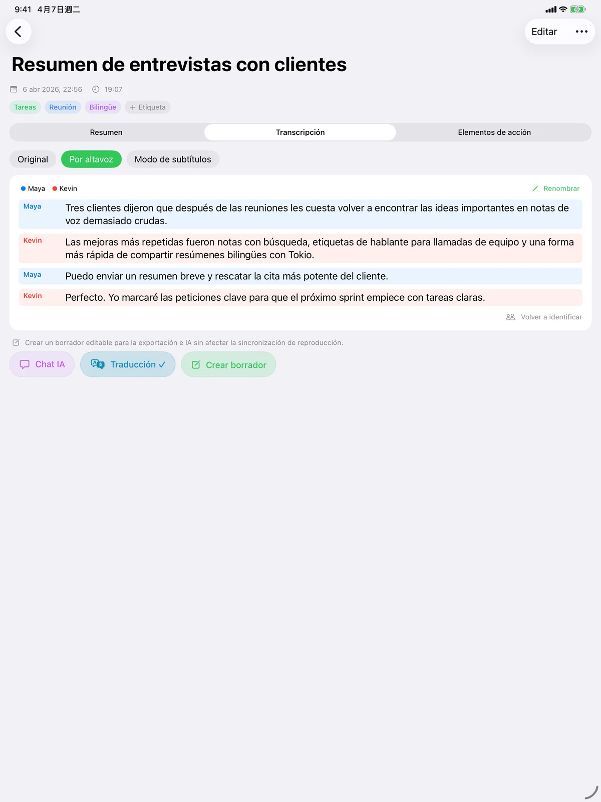Speechy en iPad mostrando una transcripción de reunión con hablantes separados.