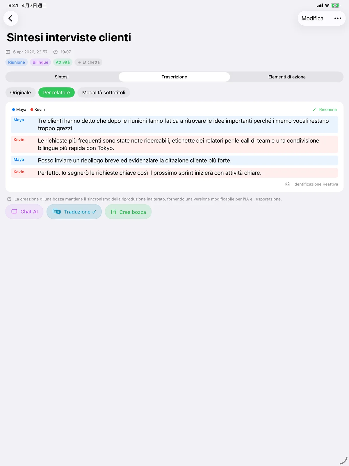 Speechy su iPad che mostra una trascrizione di riunione con voci separate.