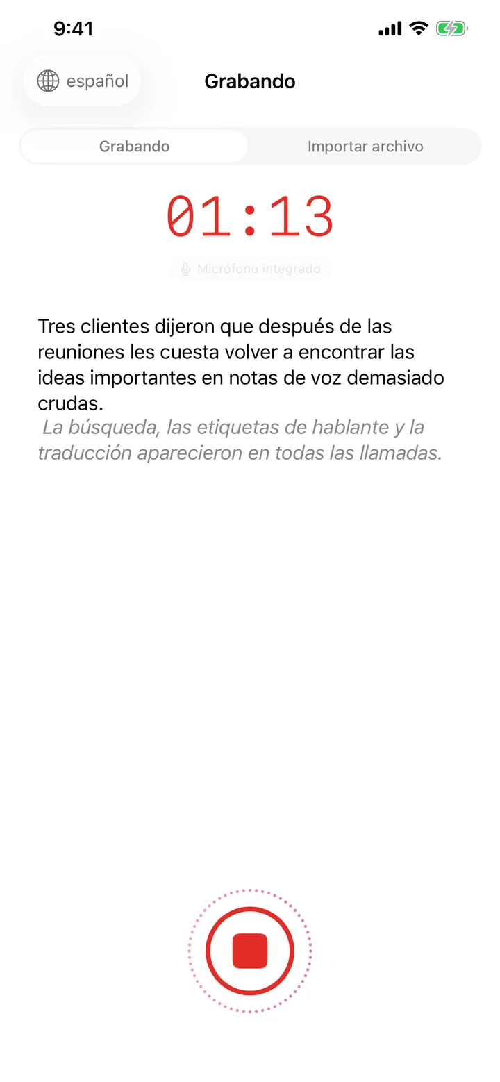 Speechy en iPhone grabando, con forma de onda y transcripción en vivo.