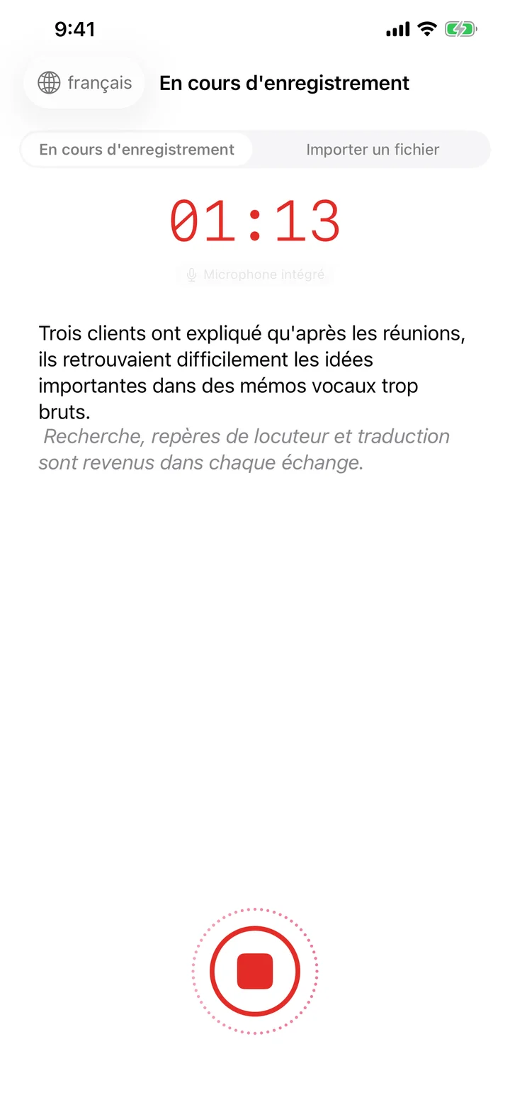 Speechy sur iPhone en cours d'enregistrement, avec forme d'onde et transcription en direct.