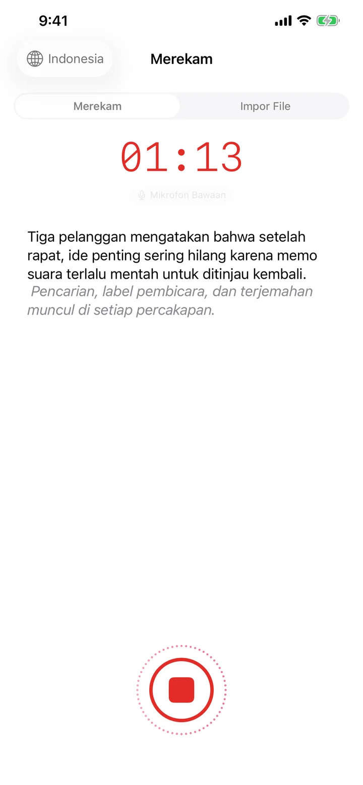 Speechy di iPhone saat merekam, dengan gelombang suara dan transkrip langsung.