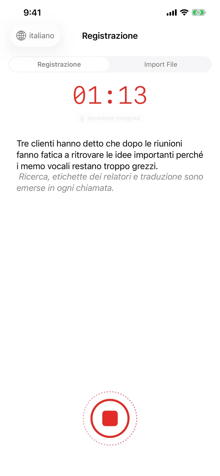 Speechy su iPhone mentre registra, con forma d'onda e trascrizione live.